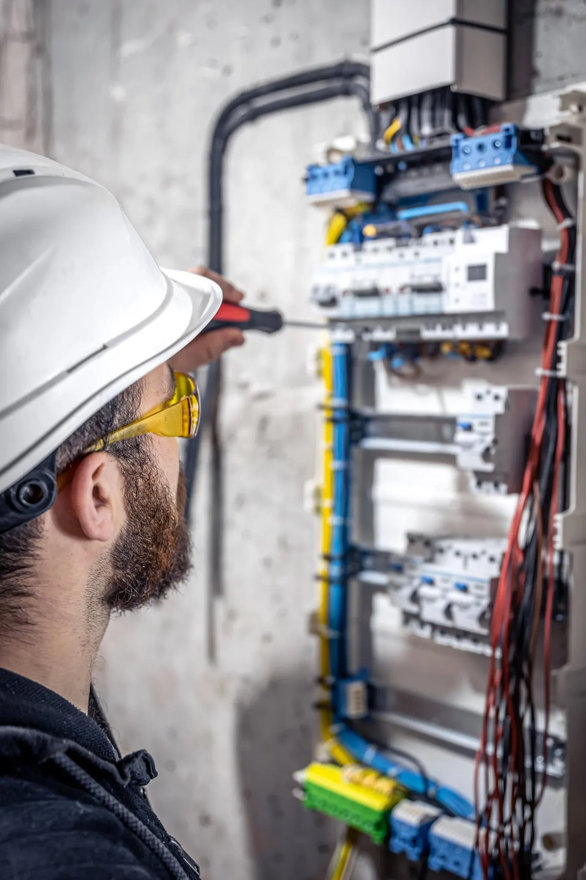 Behörig elektriker arbetar i en elcentral